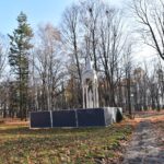 10.11.2021. Końskie. Kapliczka Matki Boskiej przy wejściu do parku / Magdalena Galas-Klusek / Radio Kielce