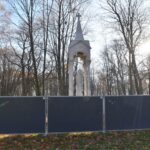 10.11.2021. Końskie. Kapliczka Matki Boskiej przy wejściu do parku / Magdalena Galas-Klusek / Radio Kielce