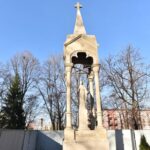 10.11.2021. Końskie. Kapliczka Matki Boskiej przy wejściu do parku / Magdalena Galas-Klusek / Radio Kielce