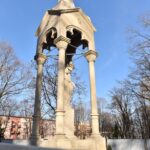 10.11.2021. Końskie. Kapliczka Matki Boskiej przy wejściu do parku / Magdalena Galas-Klusek / Radio Kielce