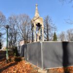 10.11.2021. Końskie. Kapliczka Matki Boskiej przy wejściu do parku / Magdalena Galas-Klusek / Radio Kielce