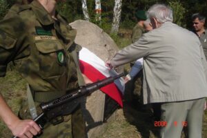07.11.2021. Barwinek. Archiwalne zdjęcia z odsłonięcia w dniu 16 września 2006 r. pomnika w miejscu bitwy / Szczepan Mróz
