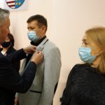 10.11.2021. Kielce. Wręczenie odznak i wyróżnień pracownikom służby cywilnej. Na zdjęciu: medale wręczał Zbigniew Koniusz - wojewoda świętokrzyski / Kamil Król / Radio Kielce