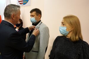 10.11.2021. Kielce. Wręczenie odznak i wyróżnień pracownikom służby cywilnej. Na zdjęciu: medale wręczał Zbigniew Koniusz - wojewoda świętokrzyski / Kamil Król / Radio Kielce