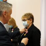 10.11.2021. Kielce. Wręczenie odznak i wyróżnień pracownikom służby cywilnej. Na zdjęciu: medale wręczał Zbigniew Koniusz - wojewoda świętokrzyski / Kamil Król / Radio Kielce