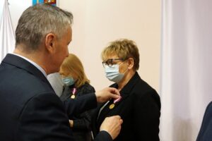 10.11.2021. Kielce. Wręczenie odznak i wyróżnień pracownikom służby cywilnej. Na zdjęciu: medale wręczał Zbigniew Koniusz - wojewoda świętokrzyski / Kamil Król / Radio Kielce