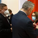 10.11.2021. Kielce. Wręczenie odznak i wyróżnień pracownikom służby cywilnej. Na zdjęciu: medale wręczali Zbigniew Koniusz - wojewoda świętokrzyski i Marcin Bęben - dyrektor generalny ŚUW / Kamil Król / Radio Kielce