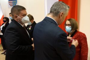 10.11.2021. Kielce. Wręczenie odznak i wyróżnień pracownikom służby cywilnej. Na zdjęciu: medale wręczali Zbigniew Koniusz - wojewoda świętokrzyski i Marcin Bęben - dyrektor generalny ŚUW / Kamil Król / Radio Kielce