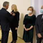 10.11.2021. Kielce. Wręczenie odznak i wyróżnień pracownikom służby cywilnej. Na zdjęciu: medale wręczali Zbigniew Koniusz - wojewoda świętokrzyski i Marcin Bęben - dyrektor generalny ŚUW / Kamil Król / Radio Kielce