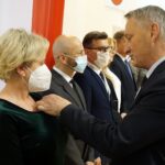 10.11.2021. Kielce. Wręczenie odznak i wyróżnień pracownikom służby cywilnej. Na zdjęciu: medale wręczał Zbigniew Koniusz - wojewoda świętokrzyski / Kamil Król / Radio Kielce