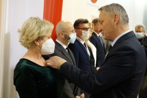 10.11.2021. Kielce. Wręczenie odznak i wyróżnień pracownikom służby cywilnej. Na zdjęciu: medale wręczał Zbigniew Koniusz - wojewoda świętokrzyski / Kamil Król / Radio Kielce