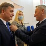 10.11.2021. Kielce. Wręczenie odznak i wyróżnień pracownikom służby cywilnej. Na zdjęciu (od lewej): Andrzej Pruś - doradca wojewody i Zbigniew Koniusz - wojewoda świętokrzyski / Kamil Król / Radio Kielce