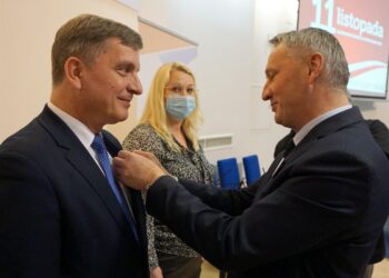 10.11.2021. Kielce. Wręczenie odznak i wyróżnień pracownikom służby cywilnej. Na zdjęciu (od lewej): Andrzej Pruś - doradca wojewody i Zbigniew Koniusz - wojewoda świętokrzyski / Kamil Król / Radio Kielce