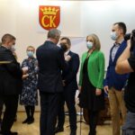 10.11.2021. Kielce. Wręczenie odznak i wyróżnień pracownikom służby cywilnej. Na zdjęciu: medale wręczali Zbigniew Koniusz - wojewoda świętokrzyski i Marcin Bęben - dyrektor generalny ŚUW / Kamil Król / Radio Kielce