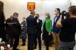 10.11.2021. Kielce. Wręczenie odznak i wyróżnień pracownikom służby cywilnej. Na zdjęciu: medale wręczali Zbigniew Koniusz - wojewoda świętokrzyski i Marcin Bęben - dyrektor generalny ŚUW / Kamil Król / Radio Kielce