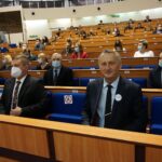 10.11.2021. Kielce. Wręczenie odznak i wyróżnień pracownikom służby cywilnej. Na zdjęciu Na zdjęciu (od lewej): Marcin Bęben - dyrektor generalny ŚUW i Zbigniew Koniusz - wojewoda świętokrzyski i / Kamil Król / Radio Kielce