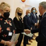 10.11.2021. Kielce. Wręczenie odznak i wyróżnień pracownikom służby cywilnej. Na zdjęciu: listy gratulacyjne wręczał Zbigniew Koniusz - wojewoda świętokrzyski / Kamil Król / Radio Kielce