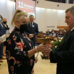 10.11.2021. Kielce. Wręczenie odznak i wyróżnień pracownikom służby cywilnej. Na zdjęciu: statuetki wręczał Marcin Bęben - dyrektor generalny ŚUW / Kamil Król / Radio Kielce