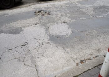 ulica, nawierzchnia, droga, dziura, asfalt / Radio Kielce
