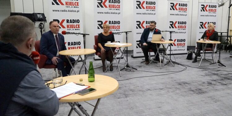 07.11.2021. Kielce. Studio Polityczne Radia Kielce. Na zdjęciu (od lewej): Radosław Podsiadły - Radio Kielce, Marek Kwitek - PiS, , Anna Myślińska - Platforma Obywatelska, Michał Sokolnicki - Konfederacja Partia KORWiN, Małgorzata Marenin - Nowa Lewica / Kamil Król / Radio Kielce