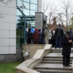 09.11.2021. Kielce. NBP wyemitował banknot kolekcjonerski „Lech Kaczyński. Warto być Polakiem”. Kolejka do zakupu banknotów przed NBP w Kielcach / Sebastian Kalwat / Radio Kielce