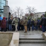 09.11.2021. Kielce. NBP wyemitował banknot kolekcjonerski „Lech Kaczyński. Warto być Polakiem”. Kolejka do zakupu banknotów przed NBP w Kielcach / Sebastian Kalwat / Radio Kielce