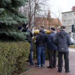 09.11.2021. Kielce. NBP wyemitował banknot kolekcjonerski „Lech Kaczyński. Warto być Polakiem”. Kolejka do zakupu banknotów przed NBP w Kielcach / Sebastian Kalwat / Radio Kielce