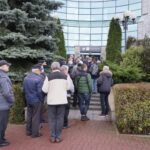 09.11.2021. Kielce. NBP wyemitował banknot kolekcjonerski „Lech Kaczyński. Warto być Polakiem”. Kolejka do zakupu banknotów przed NBP w Kielcach / Sebastian Kalwat / Radio Kielce