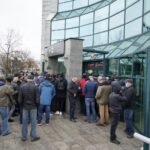 09.11.2021. Kielce. NBP wyemitował banknot kolekcjonerski „Lech Kaczyński. Warto być Polakiem”. Kolejka do zakupu banknotów przed NBP w Kielcach / Sebastian Kalwat / Radio Kielce