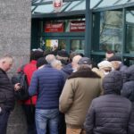 09.11.2021. Kielce. NBP wyemitował banknot kolekcjonerski „Lech Kaczyński. Warto być Polakiem”. Kolejka do zakupu banknotów przed NBP w Kielcach / Sebastian Kalwat / Radio Kielce