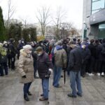 09.11.2021. Kielce. NBP wyemitował banknot kolekcjonerski „Lech Kaczyński. Warto być Polakiem”. Kolejka do zakupu banknotów przed NBP w Kielcach / Sebastian Kalwat / Radio Kielce