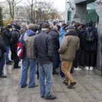 09.11.2021. Kielce. NBP wyemitował banknot kolekcjonerski „Lech Kaczyński. Warto być Polakiem”. Kolejka do zakupu banknotów przed NBP w Kielcach / Sebastian Kalwat / Radio Kielce