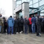 09.11.2021. Kielce. NBP wyemitował banknot kolekcjonerski „Lech Kaczyński. Warto być Polakiem”. Kolejka do zakupu banknotów przed NBP w Kielcach / Sebastian Kalwat / Radio Kielce