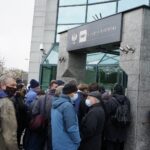 09.11.2021. Kielce. NBP wyemitował banknot kolekcjonerski „Lech Kaczyński. Warto być Polakiem”. Kolejka do zakupu banknotów przed NBP w Kielcach / Sebastian Kalwat / Radio Kielce