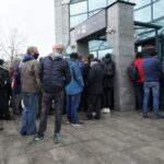 09.11.2021. Kielce. NBP wyemitował banknot kolekcjonerski „Lech Kaczyński. Warto być Polakiem”. Kolejka do zakupu banknotów przed NBP w Kielcach / Sebastian Kalwat / Radio Kielce