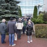 09.11.2021. Kielce. NBP wyemitował banknot kolekcjonerski „Lech Kaczyński. Warto być Polakiem”. Kolejka do zakupu banknotów przed NBP w Kielcach / Sebastian Kalwat / Radio Kielce