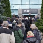 09.11.2021. Kielce. NBP wyemitował banknot kolekcjonerski „Lech Kaczyński. Warto być Polakiem”. Kolejka do zakupu banknotów przed NBP w Kielcach / Sebastian Kalwat / Radio Kielce