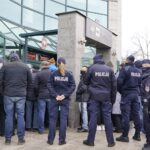 09.11.2021. Kielce. NBP wyemitował banknot kolekcjonerski „Lech Kaczyński. Warto być Polakiem”. Kolejka do zakupu banknotów przed NBP w Kielcach / Sebastian Kalwat / Radio Kielce