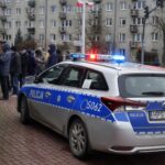 09.11.2021. Kielce. NBP wyemitował banknot kolekcjonerski „Lech Kaczyński. Warto być Polakiem”. Kolejka do zakupu banknotów przed NBP w Kielcach / Sebastian Kalwat / Radio Kielce