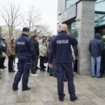 09.11.2021. Kielce. NBP wyemitował banknot kolekcjonerski „Lech Kaczyński. Warto być Polakiem”. Kolejka do zakupu banknotów przed NBP w Kielcach / Sebastian Kalwat / Radio Kielce