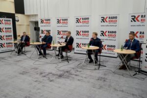 14.11.2021. Kielce. Studio Polityczne Radia Kielce. Na zdjęciu (od lewej): Andrzej Kryj - poseł PiS, Paweł Wałdon - Platforma Obywatelska - Koalicja Obywatelska, Mateusz Kołodziejczyk - Polskie Stronnictwo Ludowe - Kolalicja Polska, Łukasz Wasilewski - Konfederacja - Ruch Narodowy i Marcin Chłodnicki - wiceprezydent Kielc, wiceprzewodniczący świętokrzyskich struktur Nowej Lewicy / Piotr Kwaśniewski / Radio Kielce