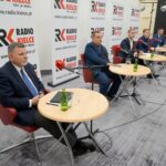 14.11.2021. Kielce. Studio Polityczne Radia Kielce. Na zdjęciu (od lewej): Andrzej Kryj - poseł PiS, Paweł Wałdon - Platforma Obywatelska - Koalicja Obywatelska, Mateusz Kołodziejczyk - Polskie Stronnictwo Ludowe - Kolalicja Polska, Łukasz Wasilewski - Konfederacja - Ruch Narodowy i Marcin Chłodnicki - wiceprezydent Kielc, wiceprzewodniczący świętokrzyskich struktur Nowej Lewicy / Piotr Kwaśniewski / Radio Kielce