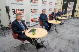 14.11.2021. Kielce. Studio Polityczne Radia Kielce. Na zdjęciu (od lewej): Andrzej Kryj - poseł PiS, Paweł Wałdon - Platforma Obywatelska - Koalicja Obywatelska, Mateusz Kołodziejczyk - Polskie Stronnictwo Ludowe - Kolalicja Polska, Łukasz Wasilewski - Konfederacja - Ruch Narodowy i Marcin Chłodnicki - wiceprezydent Kielc, wiceprzewodniczący świętokrzyskich struktur Nowej Lewicy / Piotr Kwaśniewski / Radio Kielce