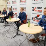 14.11.2021. Kielce. Studio Polityczne Radia Kielce. Na zdjęciu (od lewej): Andrzej Kryj - poseł PiS, Paweł Wałdon - Platforma Obywatelska - Koalicja Obywatelska, Mateusz Kołodziejczyk - Polskie Stronnictwo Ludowe - Kolalicja Polska, Łukasz Wasilewski - Konfederacja - Ruch Narodowy i Marcin Chłodnicki - wiceprezydent Kielc, wiceprzewodniczący świętokrzyskich struktur Nowej Lewicy / Piotr Kwaśniewski / Radio Kielce