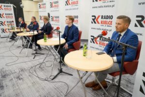 14.11.2021. Kielce. Studio Polityczne Radia Kielce. Na zdjęciu (od lewej): Andrzej Kryj - poseł PiS, Paweł Wałdon - Platforma Obywatelska - Koalicja Obywatelska, Mateusz Kołodziejczyk - Polskie Stronnictwo Ludowe - Kolalicja Polska, Łukasz Wasilewski - Konfederacja - Ruch Narodowy i Marcin Chłodnicki - wiceprezydent Kielc, wiceprzewodniczący świętokrzyskich struktur Nowej Lewicy / Piotr Kwaśniewski / Radio Kielce