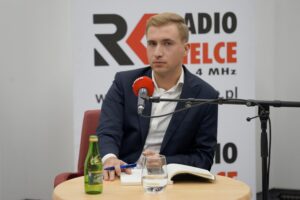 14.11.2021. Kielce. Studio Polityczne Radia Kielce. Na zdjęciu: Mateusz Kołodziejczyk - Polskie Stronnictwo Ludowe - Kolalicja Polska / Piotr Kwaśniewski / Radio Kielce