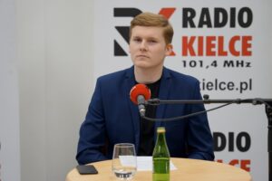 14.11.2021. Kielce. Studio Polityczne Radia Kielce. Na zdjęciu: Łukasz Wasilewski - Konfederacja - Ruch Narodowy / Piotr Kwaśniewski / Radio Kielce