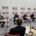 14.11.2021. Kielce. Studio Polityczne Radia Kielce. Na zdjęciu (od lewej): Andrzej Kryj - poseł PiS, Paweł Wałdon - Platforma Obywatelska - Koalicja Obywatelska, Mateusz Kołodziejczyk - Polskie Stronnictwo Ludowe - Kolalicja Polska, Łukasz Wasilewski - Konfederacja - Ruch Narodowy i Marcin Chłodnicki - wiceprezydent Kielc, wiceprzewodniczący świętokrzyskich struktur Nowej Lewicy / Piotr Kwaśniewski / Radio Kielce