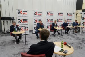 14.11.2021. Kielce. Studio Polityczne Radia Kielce. Na zdjęciu (od lewej): Andrzej Kryj - poseł PiS, Paweł Wałdon - Platforma Obywatelska - Koalicja Obywatelska, Mateusz Kołodziejczyk - Polskie Stronnictwo Ludowe - Kolalicja Polska, Łukasz Wasilewski - Konfederacja - Ruch Narodowy i Marcin Chłodnicki - wiceprezydent Kielc, wiceprzewodniczący świętokrzyskich struktur Nowej Lewicy / Piotr Kwaśniewski / Radio Kielce