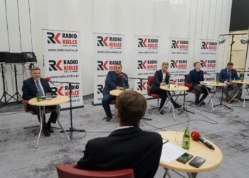 14.11.2021. Kielce. Studio Polityczne Radia Kielce. Na zdjęciu (od lewej): Andrzej Kryj - poseł PiS, Paweł Wałdon - Platforma Obywatelska - Koalicja Obywatelska, Mateusz Kołodziejczyk - Polskie Stronnictwo Ludowe - Kolalicja Polska, Łukasz Wasilewski - Konfederacja - Ruch Narodowy i Marcin Chłodnicki - wiceprezydent Kielc, wiceprzewodniczący świętokrzyskich struktur Nowej Lewicy / Piotr Kwaśniewski / Radio Kielce